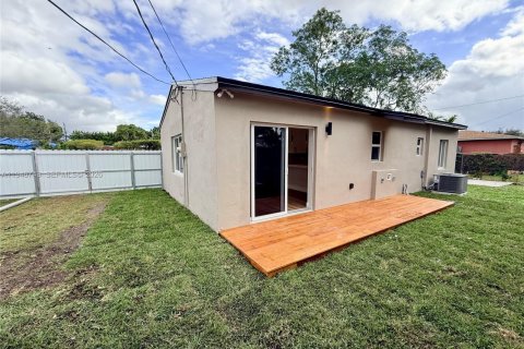 Casa en venta en Miami, Florida, 4 dormitorios, 86.96 m2 № 2003128 - foto 2