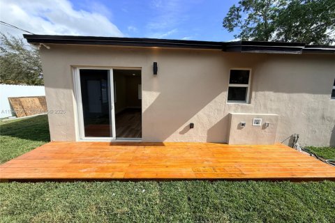 Casa en venta en Miami, Florida, 4 dormitorios, 86.96 m2 № 2003128 - foto 3
