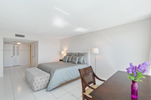 Снять в аренду кондоминиум в Форт-Лодердейл, Флорида 1 спальня, 103.03м2, № 1965801 - фото 14