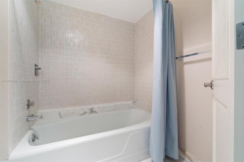 Снять в аренду кондоминиум в Форт-Лодердейл, Флорида 1 спальня, 103.03м2, № 1965801 - фото 17