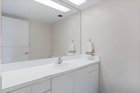 Снять в аренду кондоминиум в Форт-Лодердейл, Флорида 1 спальня, 103.03м2, № 1965801 - фото 16