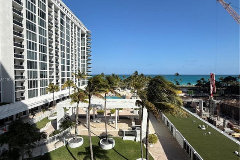 Condominio en venta en Bal Harbour, Florida, 2 dormitorios, 98.1 m2 № 2020900 - foto 11