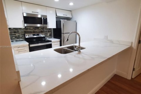 Condominio en alquiler en Doral, Florida, 2 dormitorios, 92.16 m2 № 2068632 - foto 5