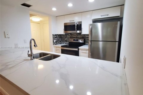 Condominio en alquiler en Doral, Florida, 2 dormitorios, 92.16 m2 № 2068632 - foto 3