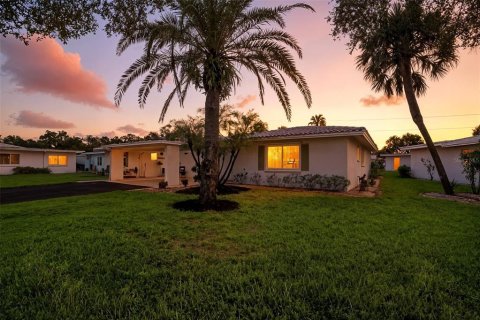 House in Sarasota, Florida 2 bedrooms, 111.48 sq.m. № 1915026 - photo 2