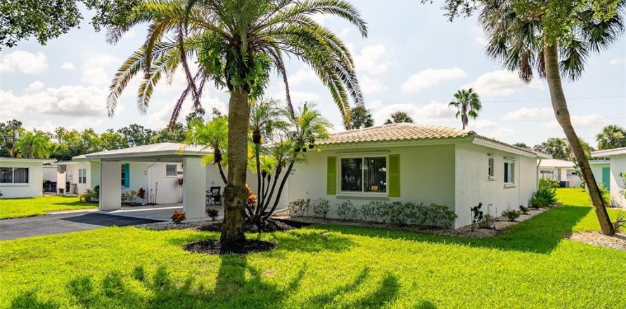 House in Sarasota, Florida 2 bedrooms, 111.48 sq.m. № 1915026