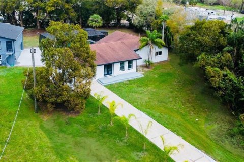 Casa en venta en Lutz, Florida, 8 dormitorios, 401.99 m2 № 1602375 - foto 1