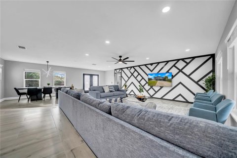 Casa en venta en Lutz, Florida, 8 dormitorios, 401.99 m2 № 1602375 - foto 8