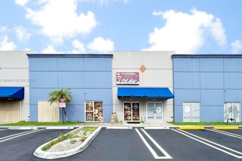 Commercial property in Miami Gardens, Florida № 2076824
