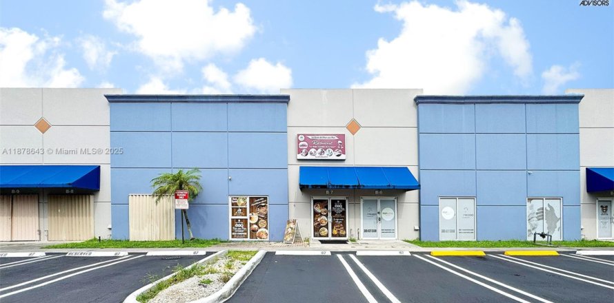 Commercial property in Miami Gardens, Florida № 2076824