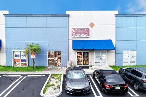 Commercial property in Miami Gardens, Florida № 2076824 - photo 2