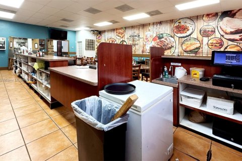 Commercial property in Miami Gardens, Florida № 2076824 - photo 9