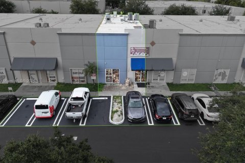 Commercial property in Miami Gardens, Florida № 2076824 - photo 3