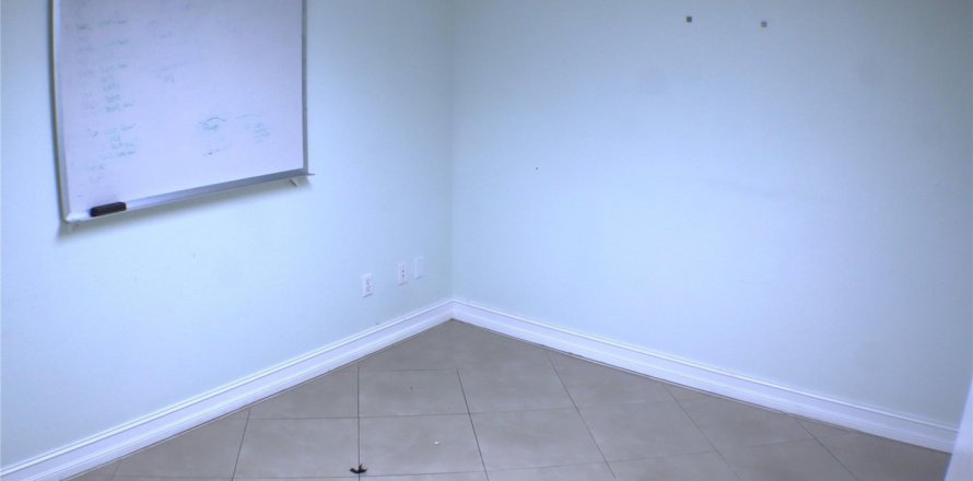 Commercial property in Margate, Florida № 1097675