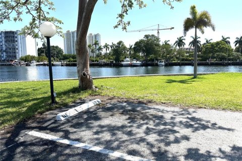 Condominio en alquiler en Hallandale Beach, Florida, 1 dormitorio, 85.84 m2 № 1936386 - foto 22