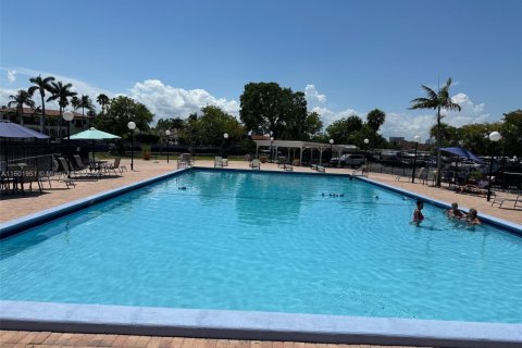 Condominio en alquiler en Hallandale Beach, Florida, 1 dormitorio, 85.84 m2 № 1936386 - foto 3