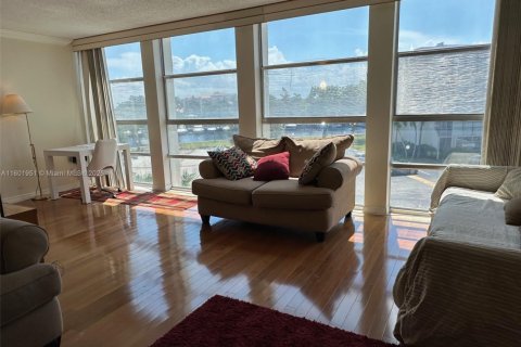 Condominio en alquiler en Hallandale Beach, Florida, 1 dormitorio, 85.84 m2 № 1936386 - foto 4