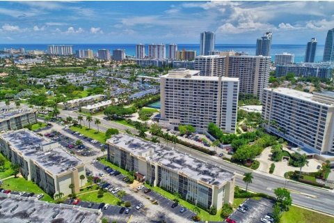 Condominio en Hallandale Beach, Florida, 1 dormitorio  № 1936386