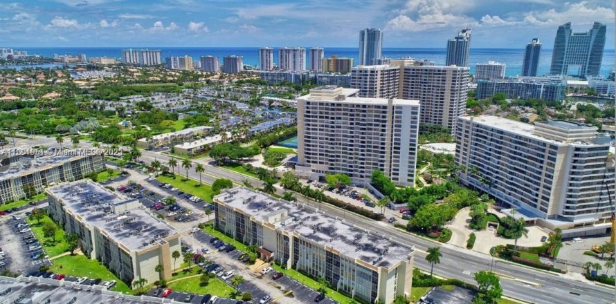 Condominio en Hallandale Beach, Florida, 1 dormitorio  № 1936386