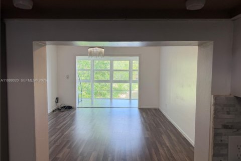 Снять в аренду кондоминиум в Тамарак, Флорида 1 спальня, 61.32м2, № 2060996 - фото 5