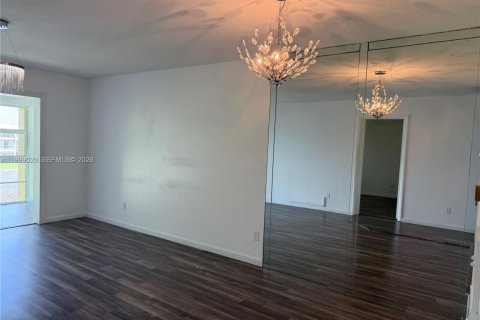 Снять в аренду кондоминиум в Тамарак, Флорида 1 спальня, 61.32м2, № 2060996 - фото 3