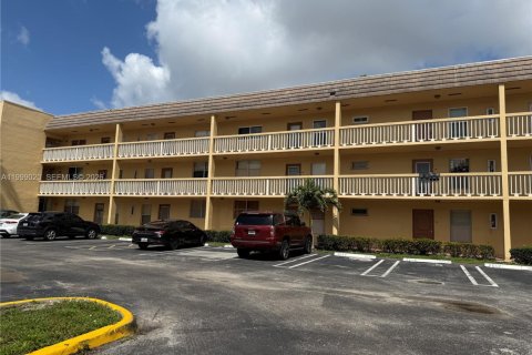 Condominio en Tamarac, Florida, 1 dormitorio  № 2060996