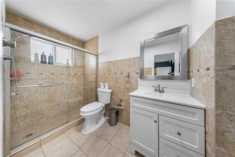 House in Hialeah, Florida 3 bedrooms, 132.39 sq.m. № 1852083 - photo 20