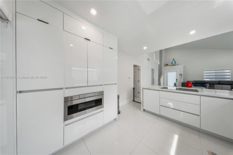 House in Hialeah, Florida 3 bedrooms, 132.39 sq.m. № 1852083 - photo 9