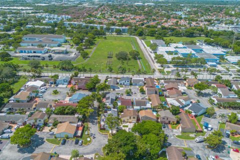 House in Hialeah, Florida 3 bedrooms, 132.39 sq.m. № 1852083 - photo 29
