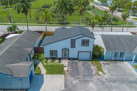House in Hialeah, Florida 3 bedrooms, 132.39 sq.m. № 1852083 - photo 3