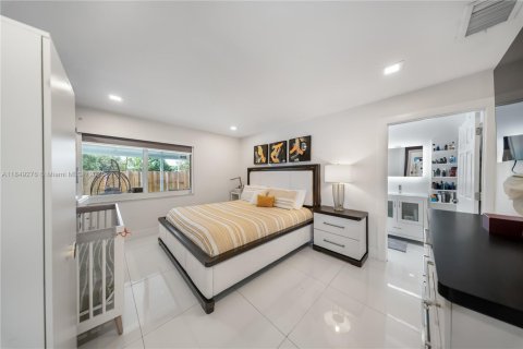 House in Hialeah, Florida 3 bedrooms, 132.39 sq.m. № 1852083 - photo 11