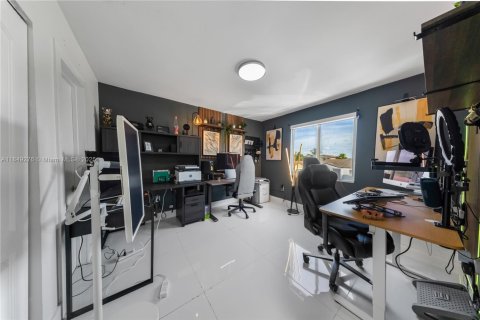 House in Hialeah, Florida 3 bedrooms, 132.39 sq.m. № 1852083 - photo 21