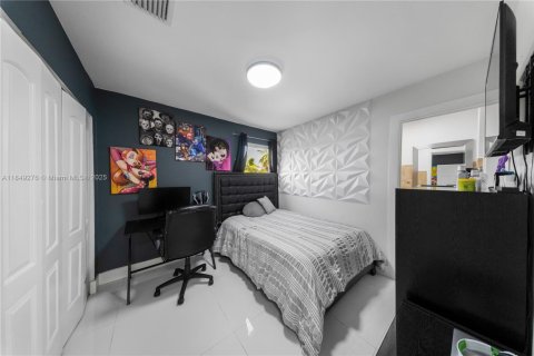House in Hialeah, Florida 3 bedrooms, 132.39 sq.m. № 1852083 - photo 18