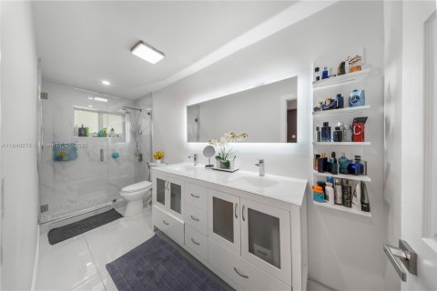 House in Hialeah, Florida 3 bedrooms, 132.39 sq.m. № 1852083 - photo 14
