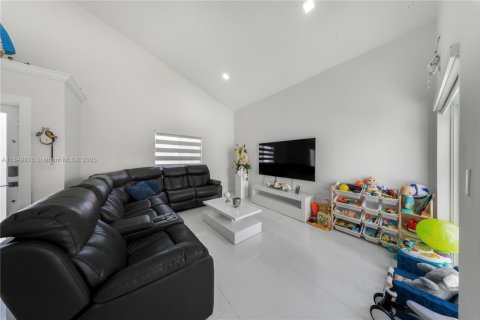 House in Hialeah, Florida 3 bedrooms, 132.39 sq.m. № 1852083 - photo 5