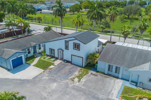 House in Hialeah, Florida 3 bedrooms, 132.39 sq.m. № 1852083 - photo 4