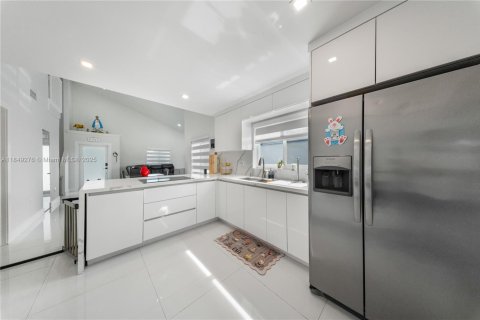 House in Hialeah, Florida 3 bedrooms, 132.39 sq.m. № 1852083 - photo 10