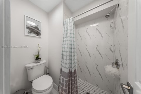 House in Hialeah, Florida 3 bedrooms, 132.39 sq.m. № 1852083 - photo 15
