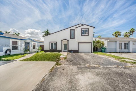 House in Hialeah, Florida 3 bedrooms, 132.39 sq.m. № 1852083 - photo 1