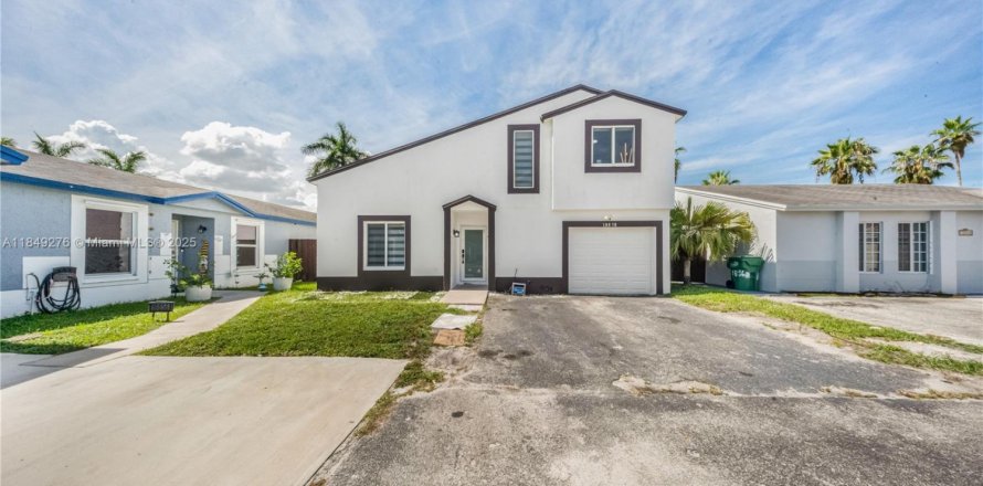 House in Hialeah, Florida 3 bedrooms, 132.39 sq.m. № 1852083