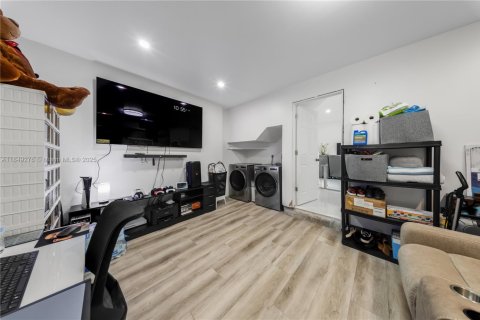 House in Hialeah, Florida 3 bedrooms, 132.39 sq.m. № 1852083 - photo 17