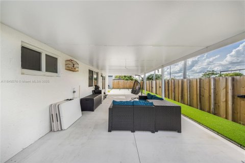 House in Hialeah, Florida 3 bedrooms, 132.39 sq.m. № 1852083 - photo 24