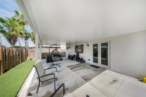House in Hialeah, Florida 3 bedrooms, 132.39 sq.m. № 1852083 - photo 23