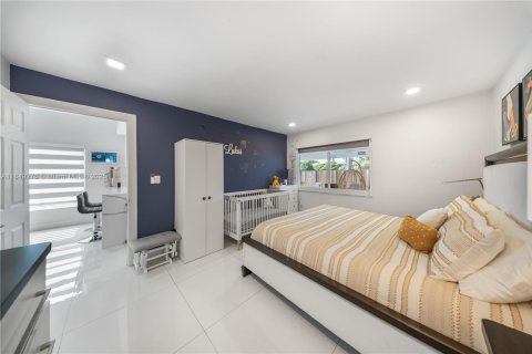 House in Hialeah, Florida 3 bedrooms, 132.39 sq.m. № 1852083 - photo 12