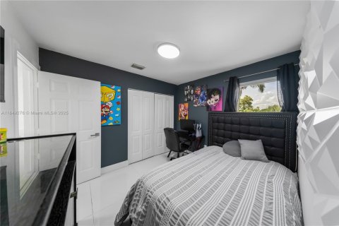 House in Hialeah, Florida 3 bedrooms, 132.39 sq.m. № 1852083 - photo 19