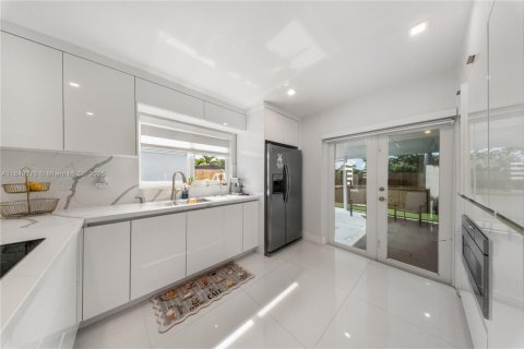 House in Hialeah, Florida 3 bedrooms, 132.39 sq.m. № 1852083 - photo 8