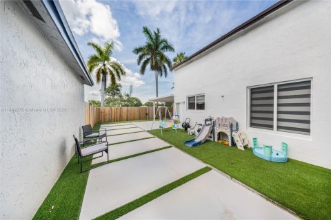 House in Hialeah, Florida 3 bedrooms, 132.39 sq.m. № 1852083 - photo 27