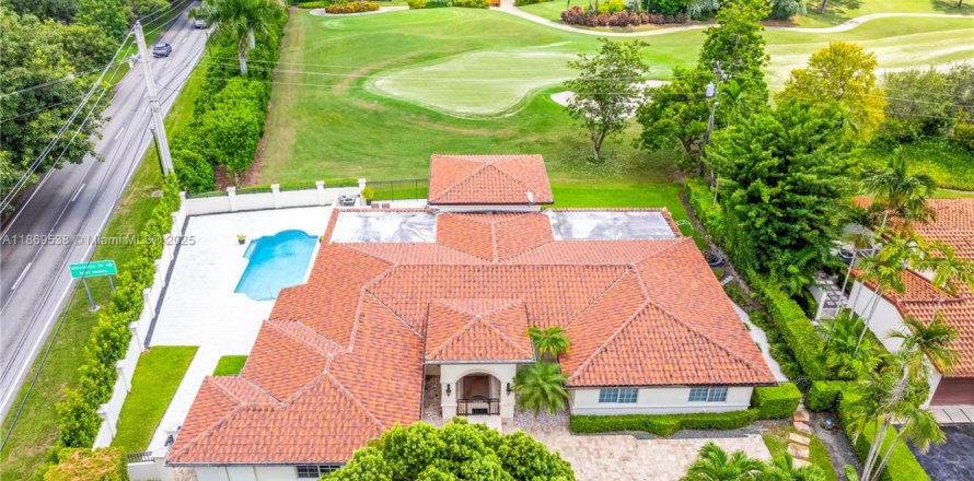House in Coral Gables, Florida 5 bedrooms, 294.13 sq.m. № 1896966