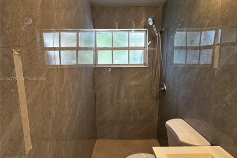 Квартира в Халландейл-Бич, Флорида 2 спальни, 264.59м2 № 2003790