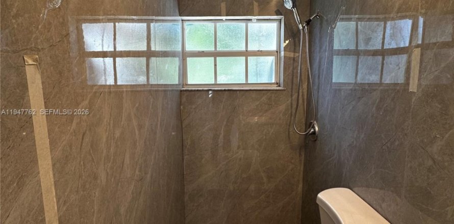 Квартира в Халландейл-Бич, Флорида 2 спальни, 264.59м2 № 2003790